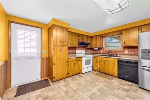 460 Colgate Ave, Elyria, OH 44035 photo 4