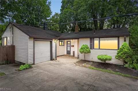 8473 Hallnorth Dr, Mentor, OH 44060