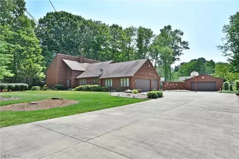1190 Trails Edge Dr, Hubbard, OH 44425