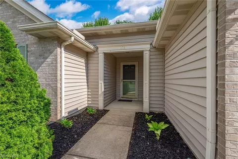 114 Stargate Dr, Elyria, OH 44035 photo 2