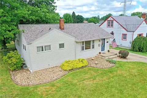 915 Garfield St, Struthers, OH 44471 photo 2