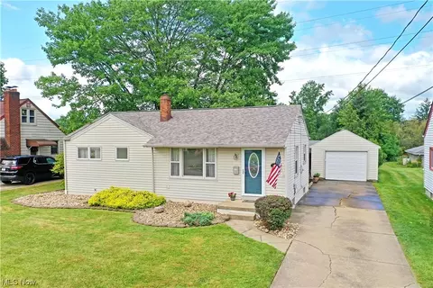 915 Garfield St, Struthers, OH 44471