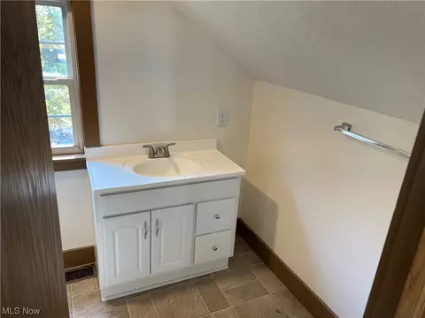 434 E Voris St, Akron, OH 44311 photo 10