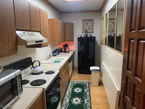 Kitchen - 78 Newport Dr, Boardman, OH 44512 photo 2 of 3