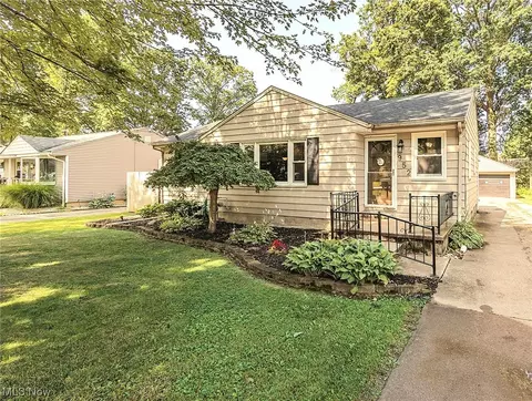 952 N Pasadena Ave, Elyria, OH 44035 photo 2