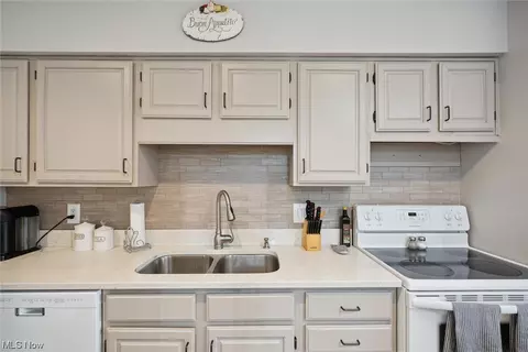 9611 Munich Dr, Parma, OH 44130 photo 8