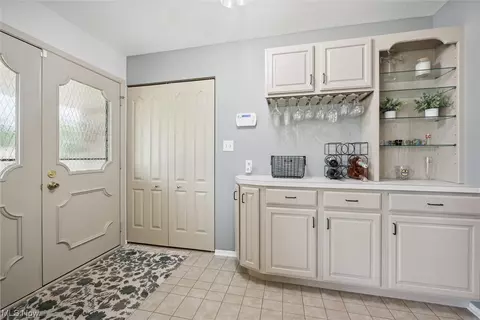 9611 Munich Dr, Parma, OH 44130 photo 2