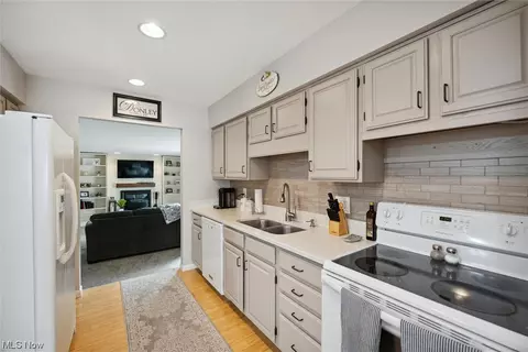 9611 Munich Dr, Parma, OH 44130 photo 6