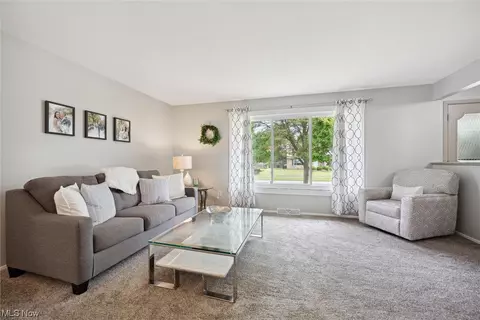 9611 Munich Dr, Parma, OH 44130 photo 5