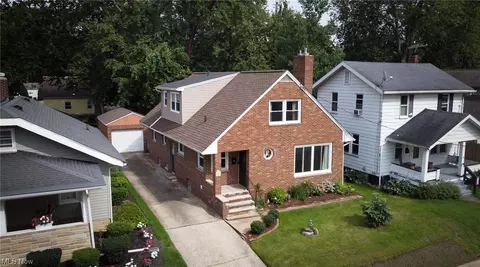 33 Devonshire Dr, Akron, OH 44312 photo 2