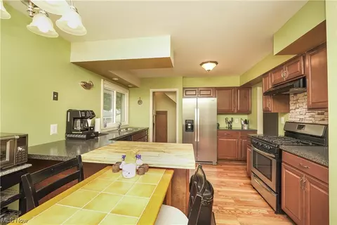 33 Devonshire Dr, Akron, OH 44312 photo 8
