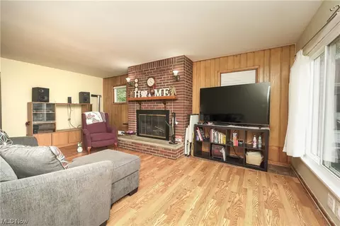 33 Devonshire Dr, Akron, OH 44312 photo 4