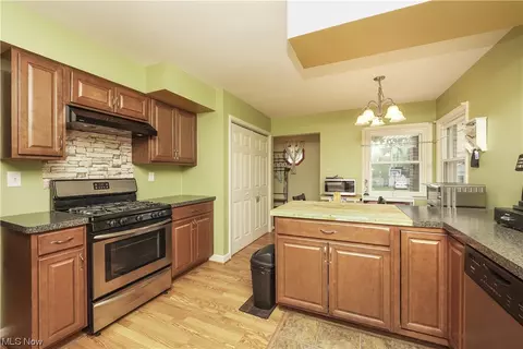 33 Devonshire Dr, Akron, OH 44312 photo 6