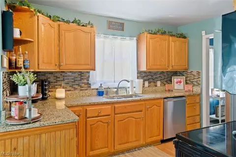 679 E 305th St, Willowick, OH 44095 photo 5