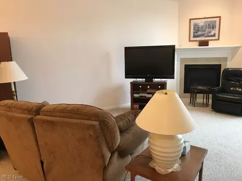 132 Arrow Ct, Elyria, OH 44035 photo 4