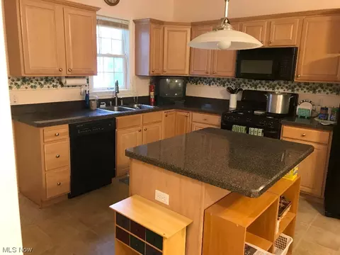 132 Arrow Ct, Elyria, OH 44035 photo 8
