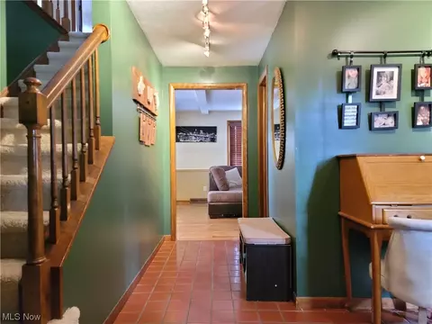 345 Hamilton Cir, Elyria, OH 44035 photo 2