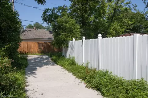 256 E 210th St, Euclid, OH 44123 photo 17