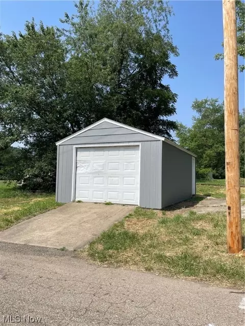 2370 3rd St SE, Canton, OH 44707 photo 4