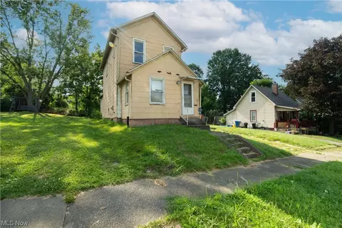 25 Reed St, Struthers, OH 44471