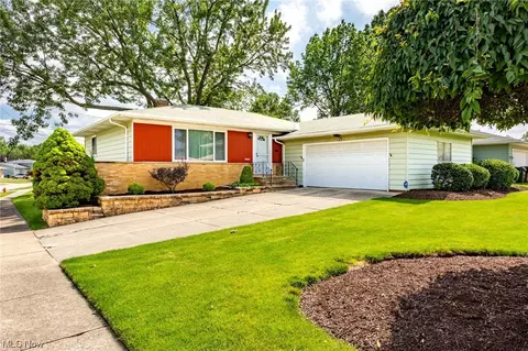 7985 Selwick Dr, Parma, OH 44129 photo 2
