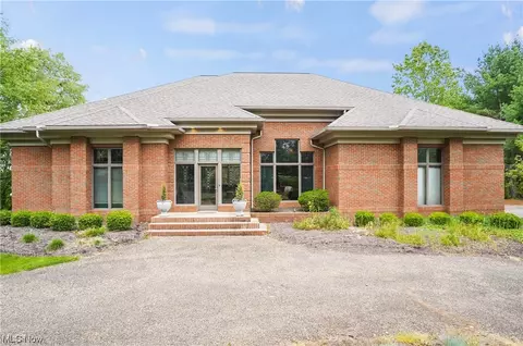 7177 Colonial Hills Dr, Wadsworth, OH 44281