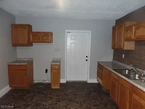 691 John St, Coshocton, OH 43812 photo 3