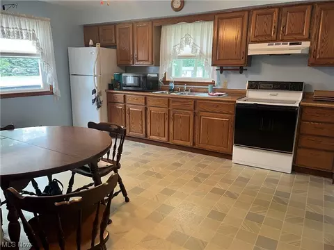 1243 E 17th St, Ashtabula, OH 44004 photo 4