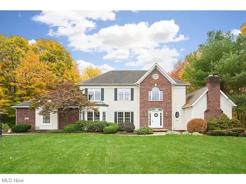 2712 Carriage Hill Ln, Cuyahoga Falls, OH 44223