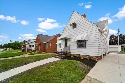 6302 Pelham Dr, Parma, OH 44129 photo 2