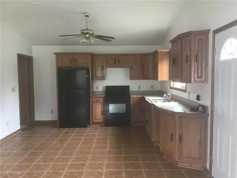 610 Koerber Ave, Akron, OH 44314 photo 2
