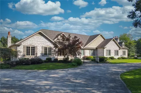 647 Lawnhaven Dr, Mogadore, OH 44260
