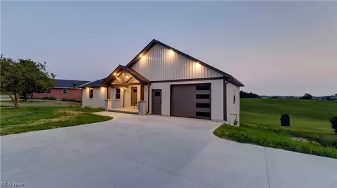 198 Pleasant Valley St SE, Sugarcreek, OH 44681