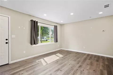 610 Penfield Ave, Elyria, OH 44035 photo 2