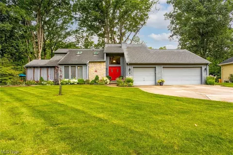 23 Glen Oaks Ln, Berea, OH 44017