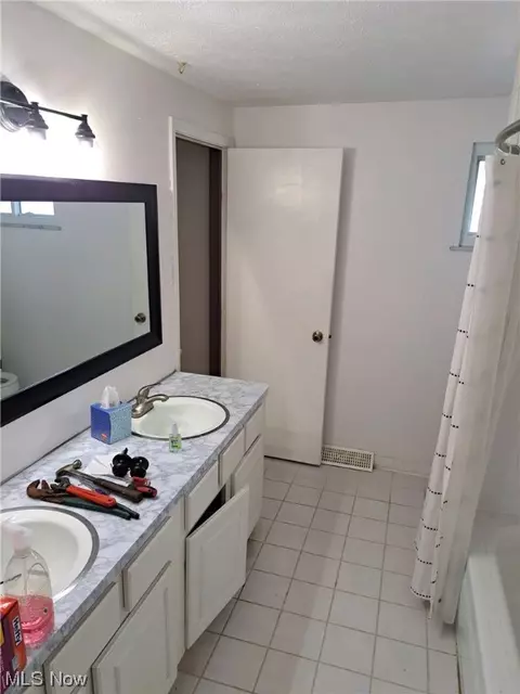 8800 Pinehurst Dr, Parma, OH 44129 photo 10