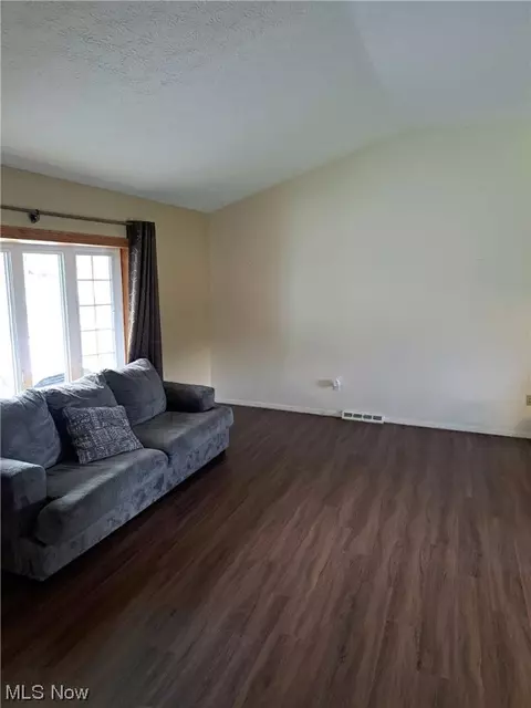 8800 Pinehurst Dr, Parma, OH 44129 photo 4