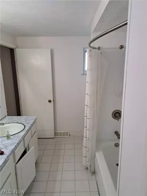 8800 Pinehurst Dr, Parma, OH 44129 photo 11