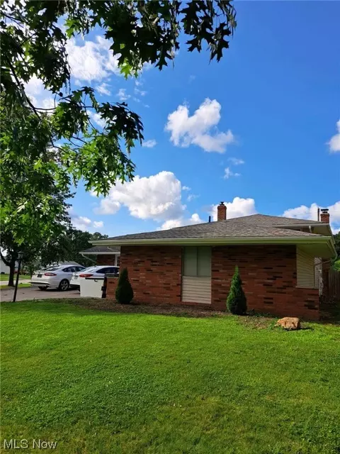 8800 Pinehurst Dr, Parma, OH 44129 photo 2