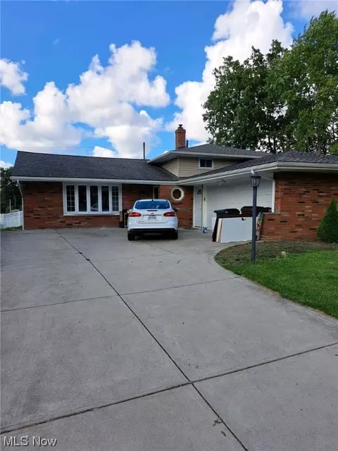 8800 Pinehurst Dr, Parma, OH 44129 photo 1