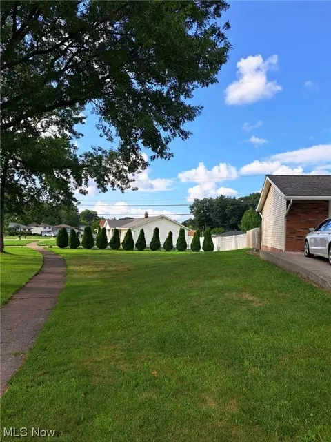 8800 Pinehurst Dr, Parma, OH 44129 photo 3