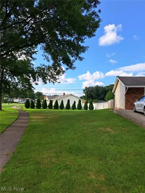 8800 Pinehurst Dr, Parma, OH 44129 photo 3