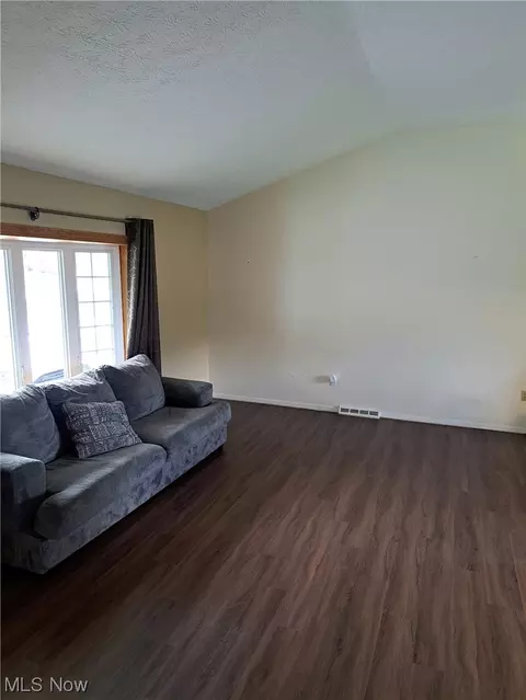 8800 Pinehurst Dr, Parma, OH 44129 photo 4