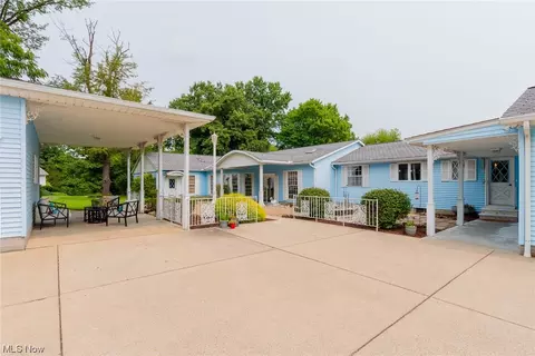 12 April Hill Dr, Grafton, OH 44044