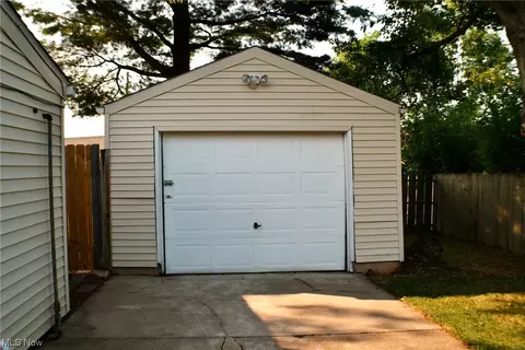 1403 Dewitt Dr, Akron, OH 44313 photo 3
