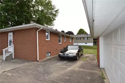 465 Edison Ave, Struthers, OH 44471 photo 3