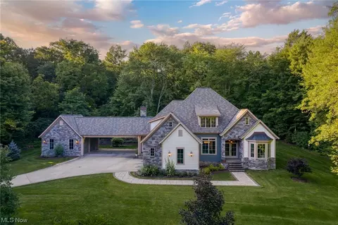 11810 Woodiebrook Rd, Chardon, OH 44024