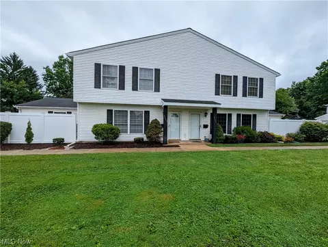 6109 Pineview Dr, Madison, OH 44057
