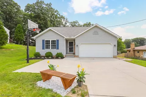 6831 Glenella Dr, Seven Hills, OH 44131