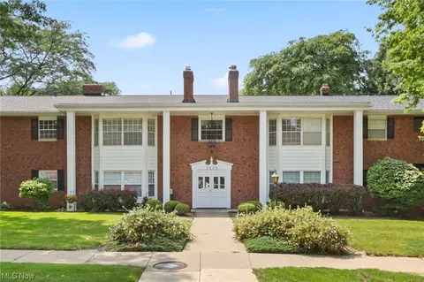 2888 Pease Dr #211, Rocky River, OH 44116